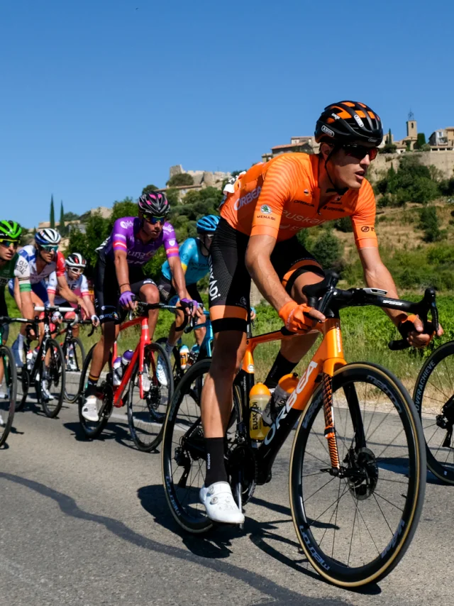 Vorbeifahrt der Radrennfahrer vor dem Dorf Faucon während der 2020er Ausgabe des Mont Ventoux Höhenmeter Challenges.