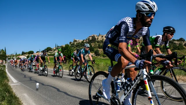 Vorbeifahrt der Radrennfahrer vor dem Dorf Faucon während der 2020er Ausgabe des Mont Ventoux Höhenmeter Challenges.