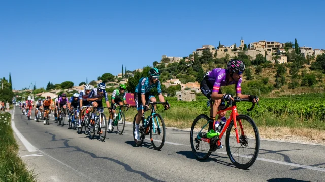 Vorbeifahrt der Radrennfahrer vor dem Dorf Faucon während der 2020er Ausgabe des Mont Ventoux Höhenmeter Challenges.