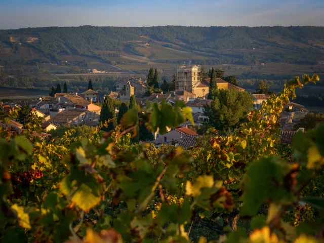 Dorf Villedieu im Herbst