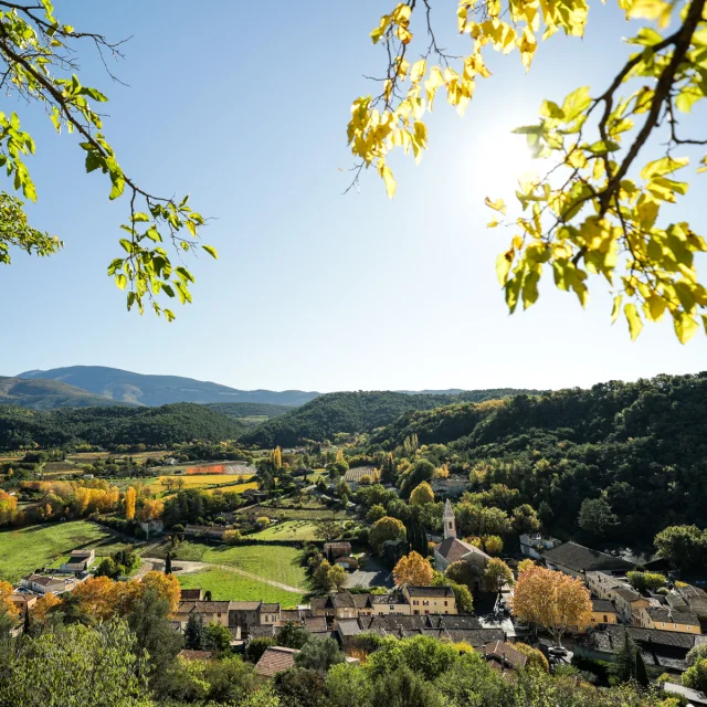 Dorf Entrechaux im Herbst