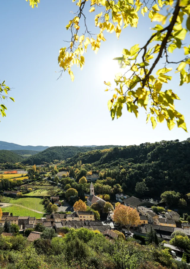 Dorf Entrechaux im Herbst