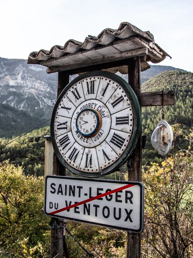 Saint-Léger-du-Ventoux village clock