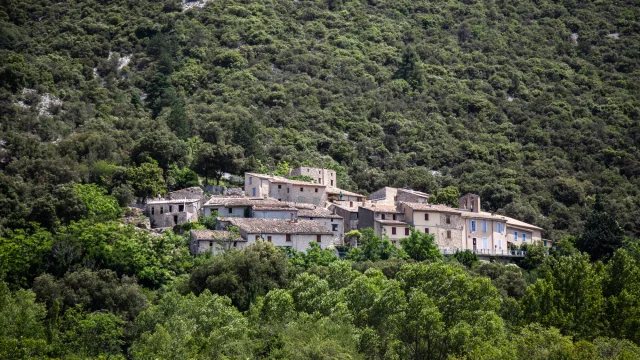 Village de Saint-Léger-du-Ventoux au printemps
