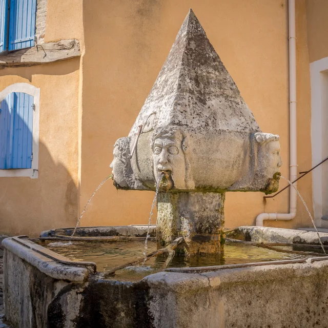 Fontaine du village de Saint-Roman-de-Malegarde