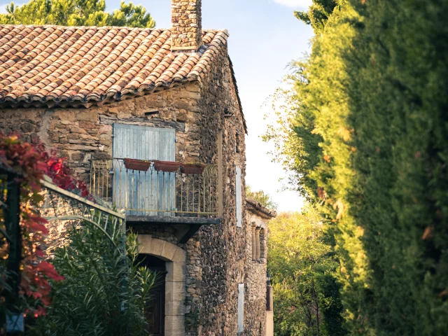 Déambulation d'une famille dans le village de Puyméras avec le jeux Intrigue dans la ville