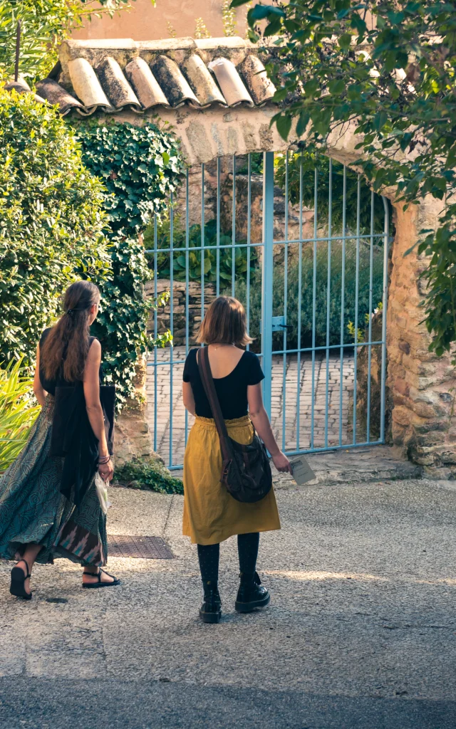 Déambulation d'une famille dans le village de Puyméras avec le jeux Intrigue dans la ville