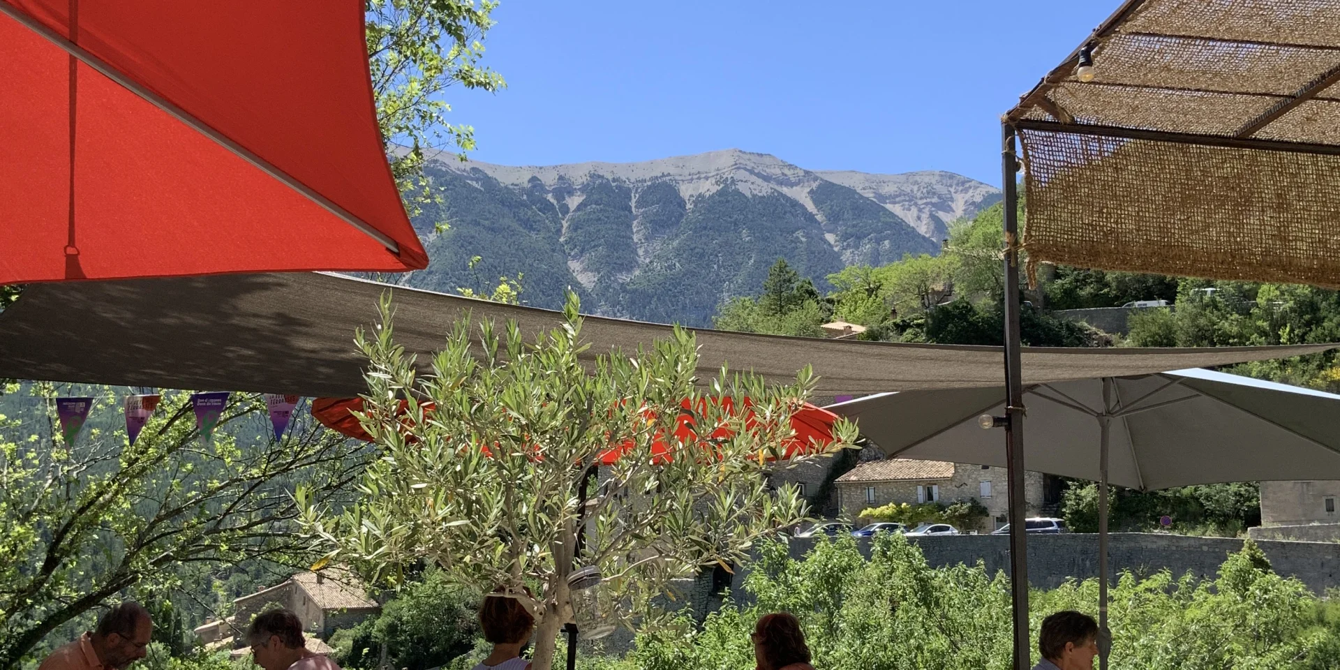 Terras in het dorp Brantes