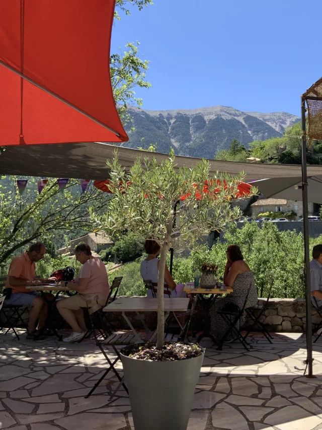 Terrasse dans le village de Brantes