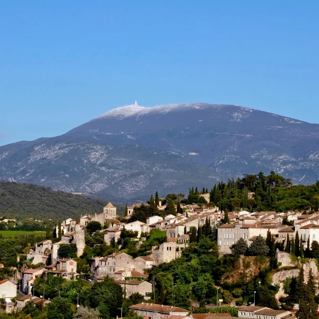 Vaison-la-Romaine avec en arrière plan le Mont Ventoux