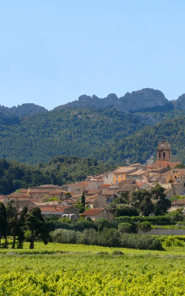 Dorp Sablet met de Dentelles de Montmirail op de achtergrond