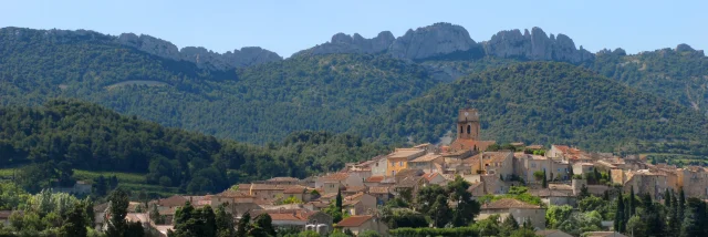 Dorp Sablet met de Dentelles de Montmirail op de achtergrond