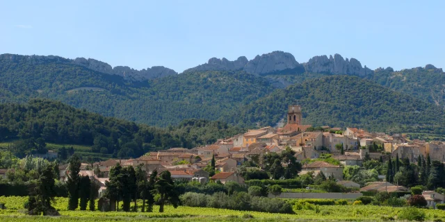 Dorp Sablet met de Dentelles de Montmirail op de achtergrond
