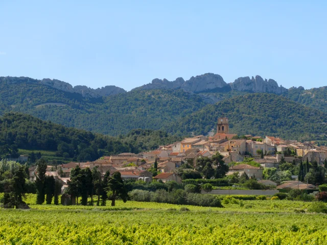 Dorf Sablet mit den Dentelles de Montmirail im Hintergrund