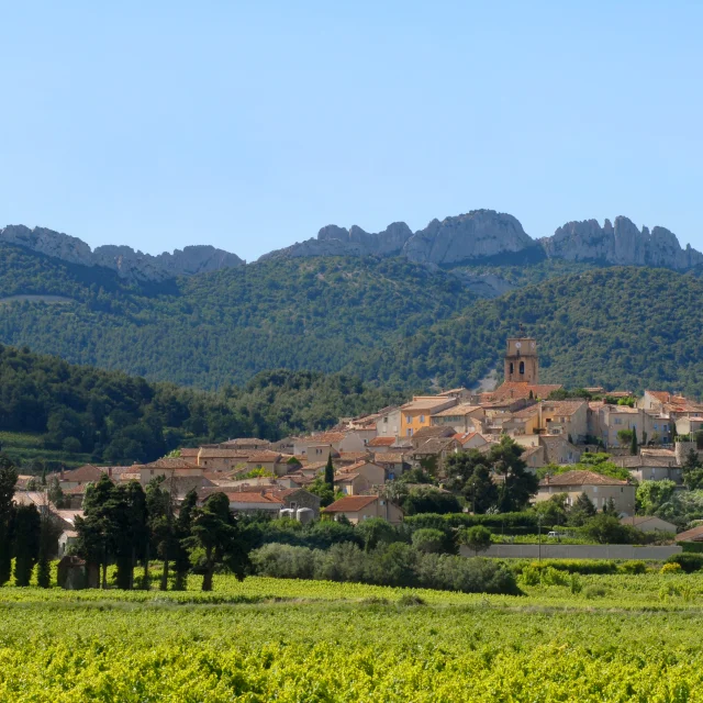 Dorf Sablet mit den Dentelles de Montmirail im Hintergrund