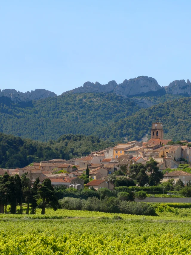 Dorp Sablet met de Dentelles de Montmirail op de achtergrond