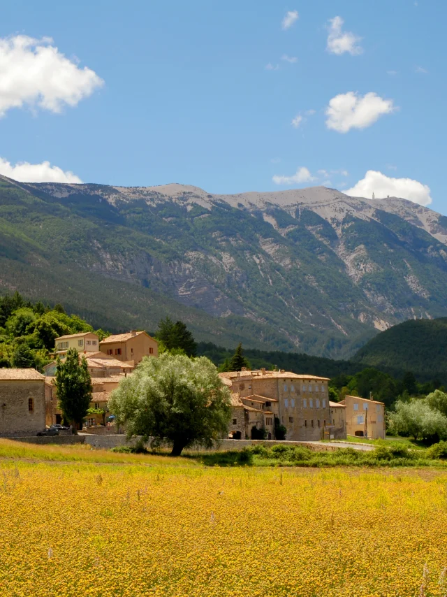 Village de Savoillans avec en arrière plan le Mont-Ventoux