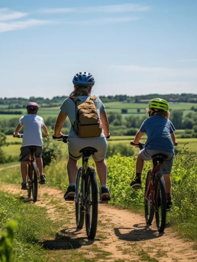 Famille à vélo dans un champ de vignes