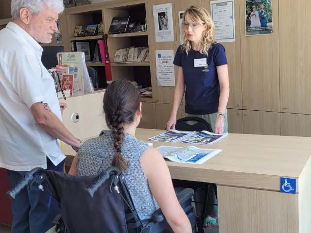 Accueil accessible à l'Office de tourisme Vaison Ventoux Provence
