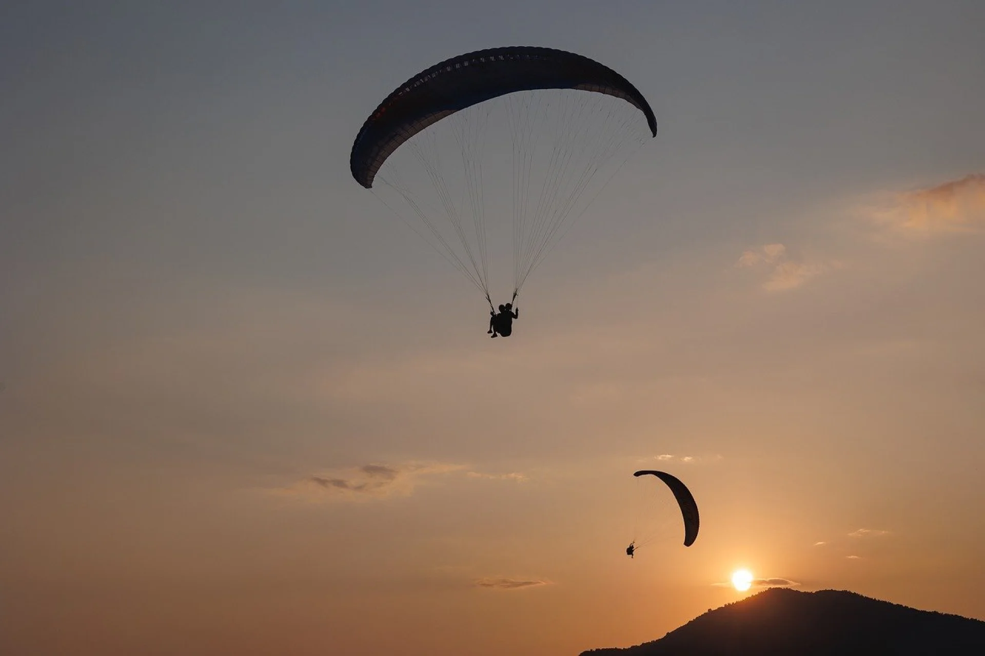 Paragliding bij zonsondergang