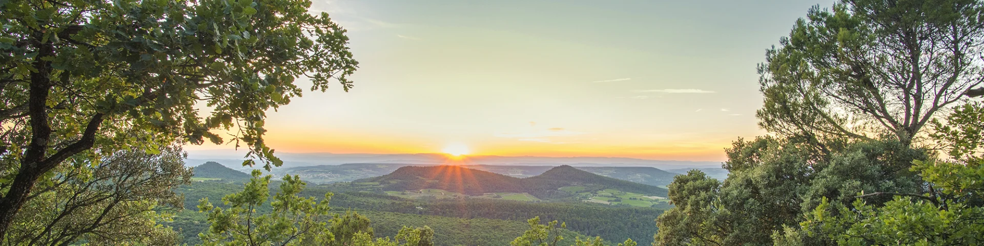 Coucher de soleil au cours d'une randonnée dans les collines de Crestet