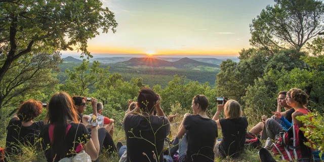 Sonnenuntergang während einer Wanderung in den Hügeln von Crestet