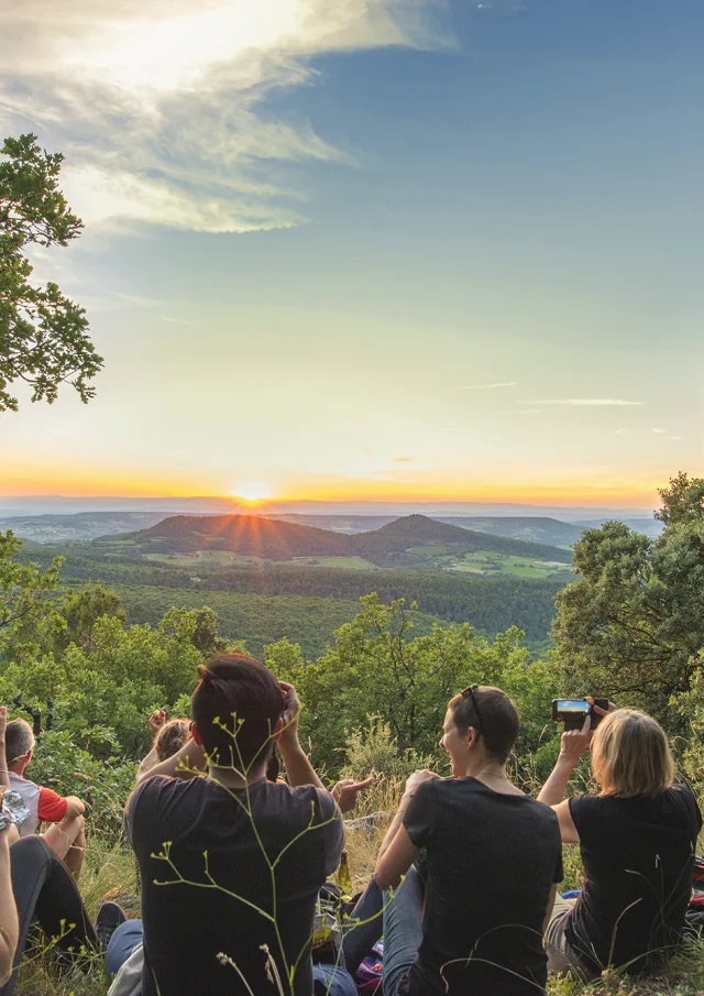 Coucher de soleil au cours d'une randonnée dans les collines de Crestet