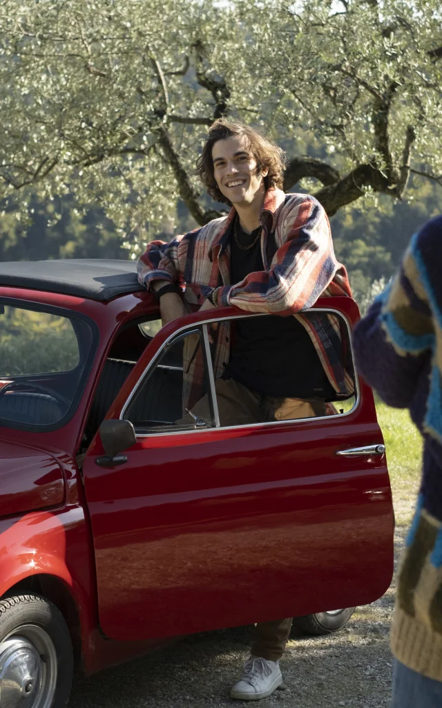 Couple en vacances devant des oliviers