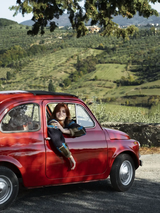 Voiture devant un champ d'oliviers