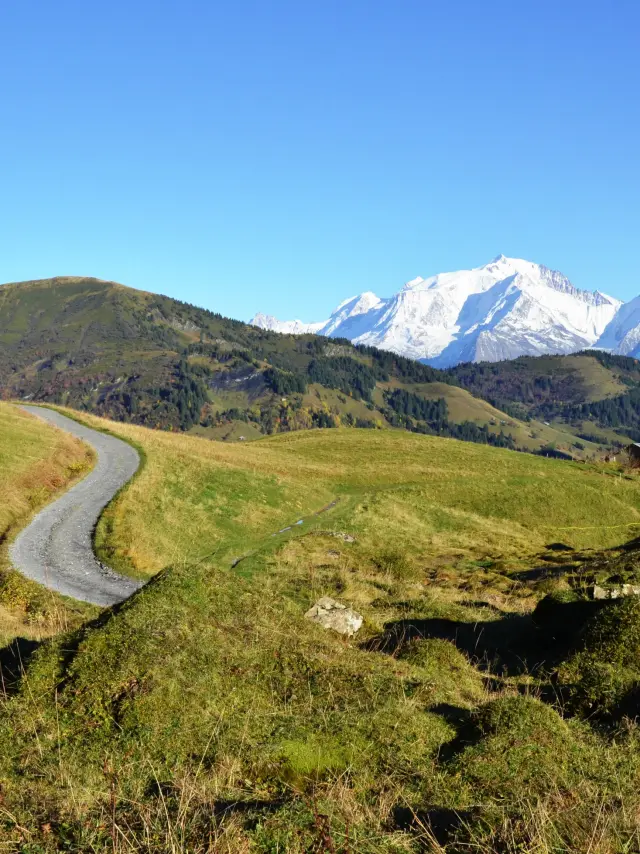 Randonnée sur la route des Chalets à La Giettaz en Aravis