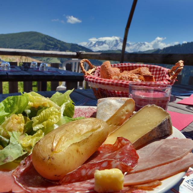 Assiette Savoyarde en terrasse face au Mont-Blanc