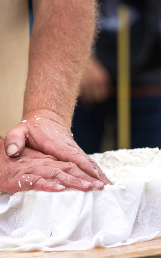 Fabrication du reblochon par les producteurs du Val d'Arly