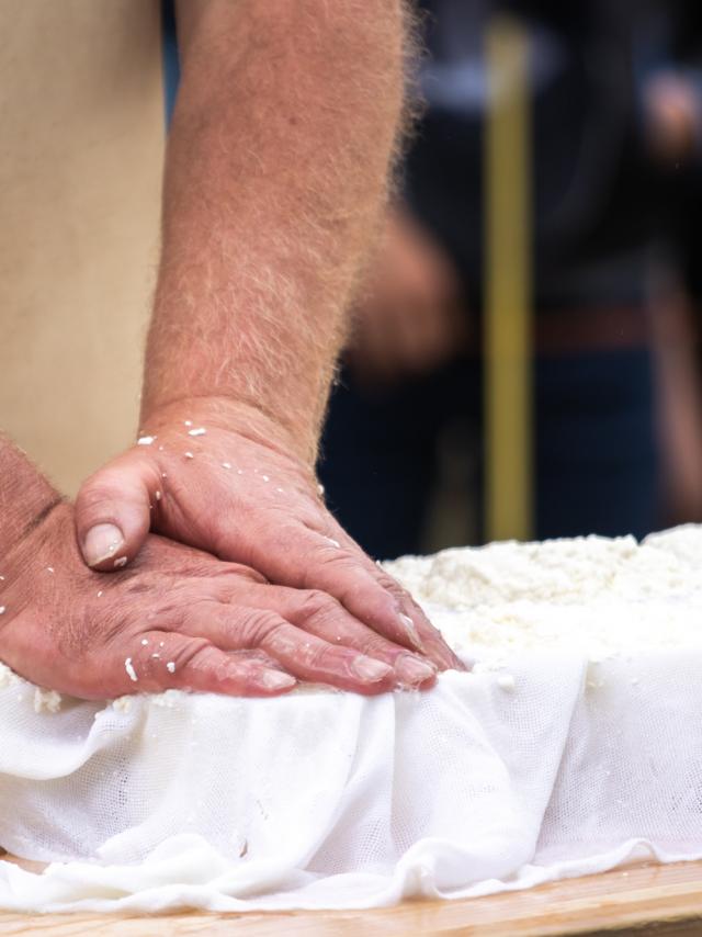 Fabrication du reblochon par les producteurs du Val d'Arly