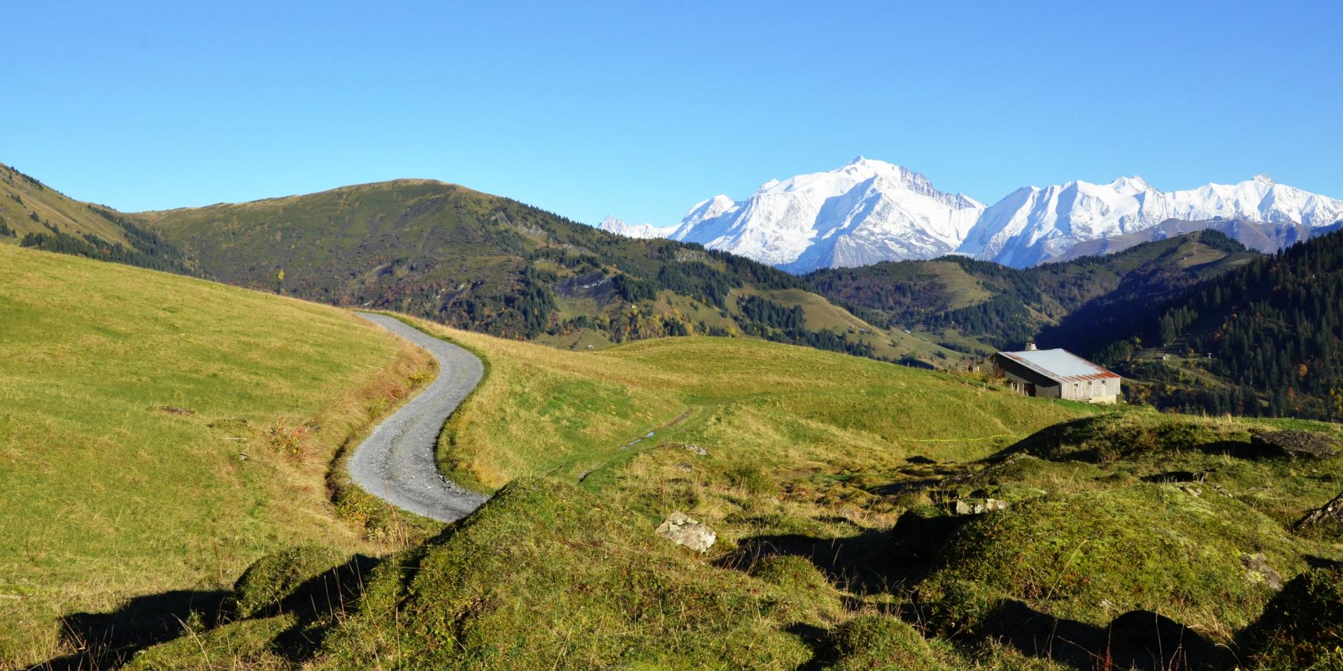 Randonnée sur la route des Chalets à La Giettaz en Aravis