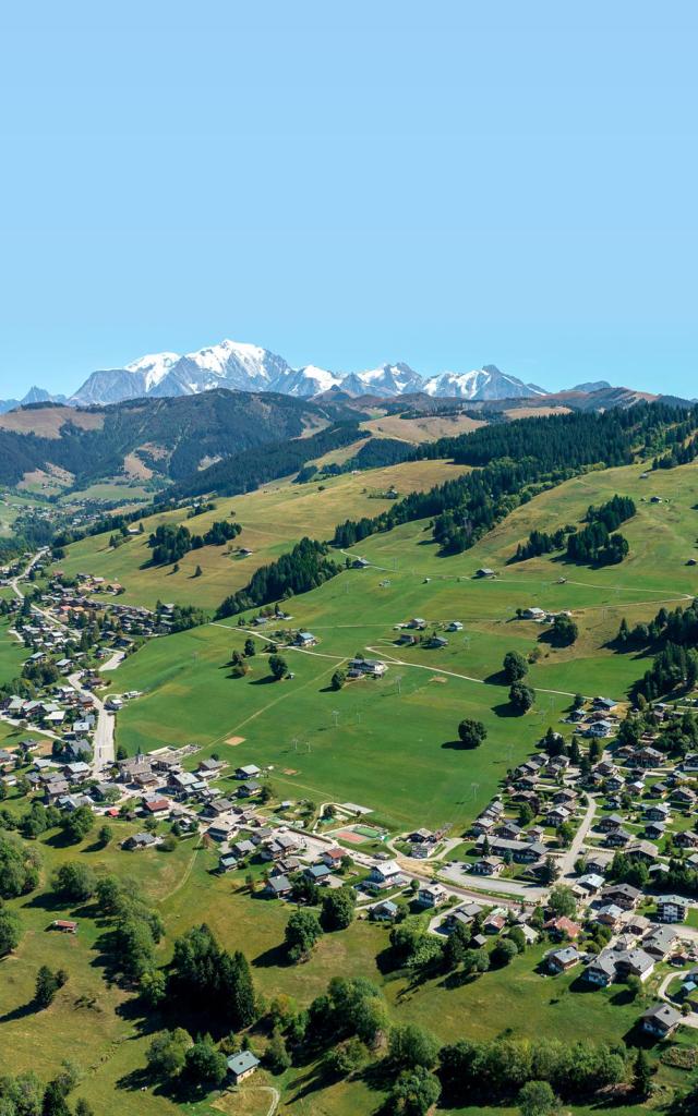 Crest-Voland / Cohennoz en été - Vue aérienne
