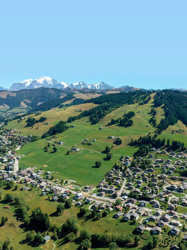 Crest-Voland / Cohennoz en été - Vue aérienne
