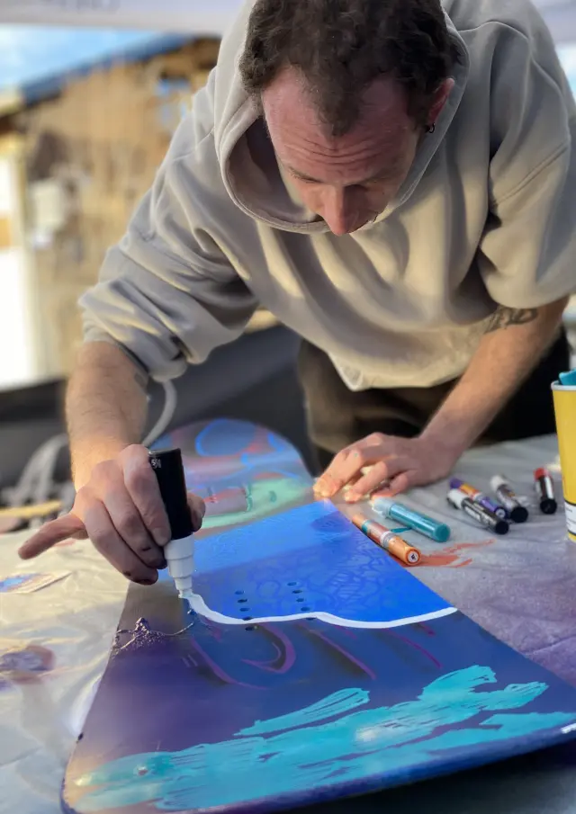 Dream customise des skis pendant le Val d'Arly Street Art Festival