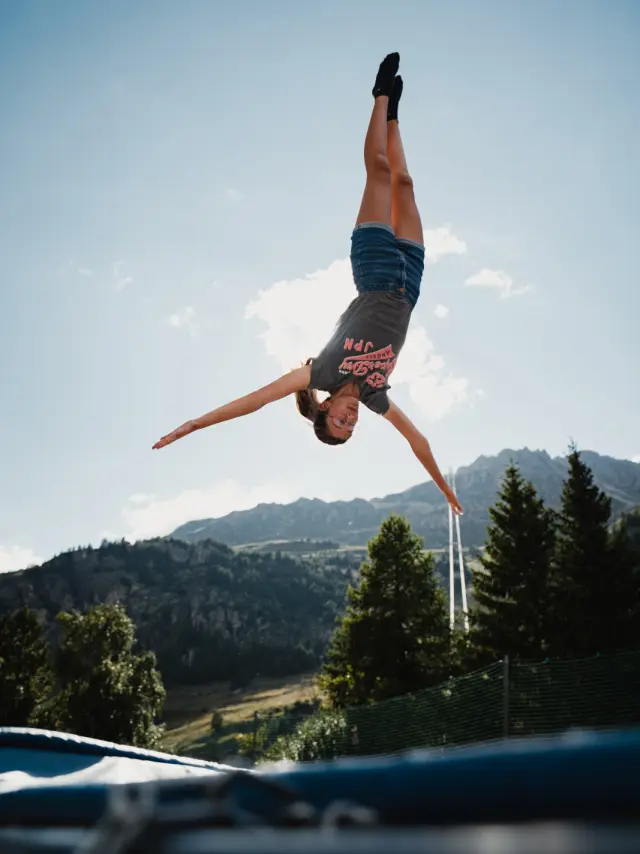 trampoline; acrobatie; été; activité; montagne; famille;