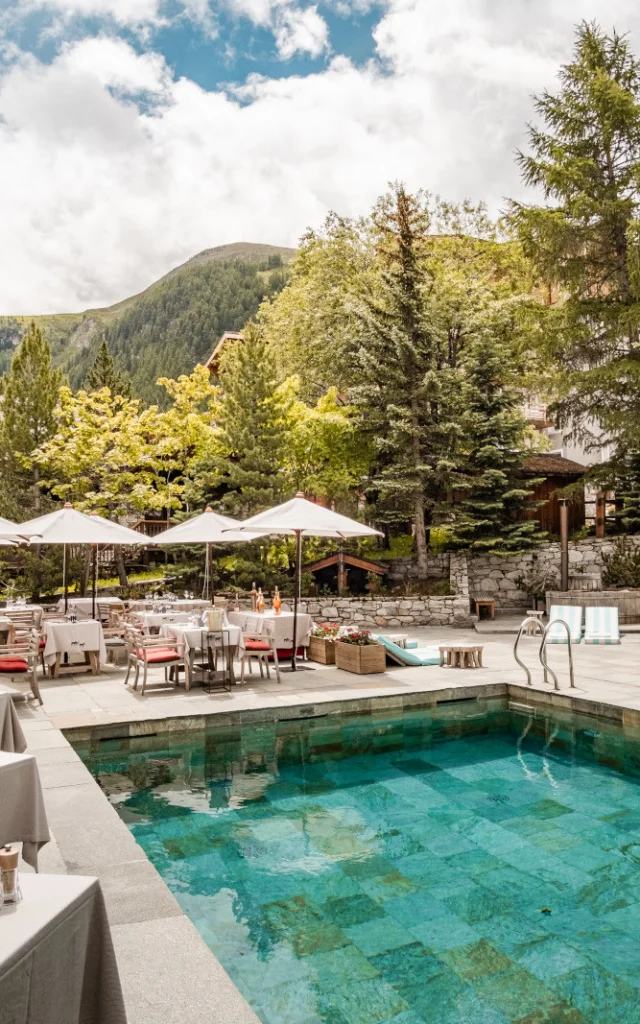 L'Hôtel le Blizzard con la sua terrazza e la sua piscina in estate