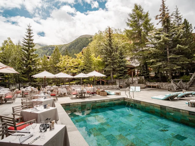 Hôtel le Blizzard with its terrace and swimming pool in summer