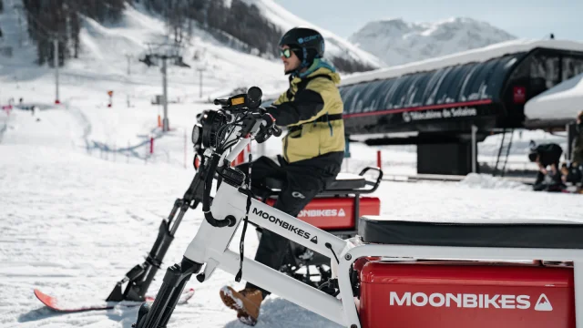 moonbikes; moto; neige; hiver; front de neige; activités