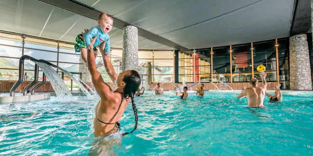 Maman et son bébé au Centre Aquasportif de Val d'Isère