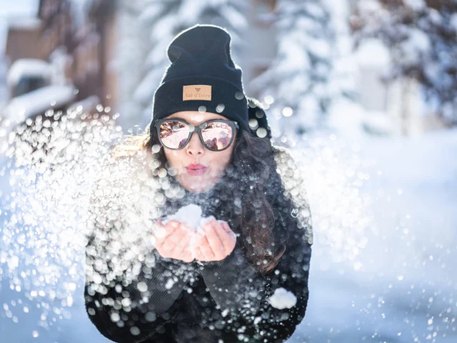 hiver; neige; fille qui souffle; lifestyle