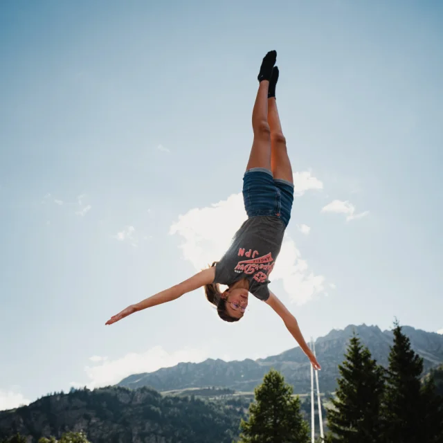 trampoline; acrobatie; été; activité; montagne; famille;