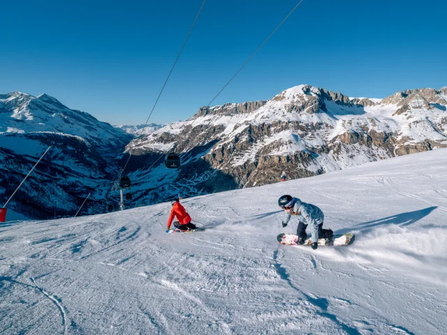 piste ski; solaise; ski; snowboard;