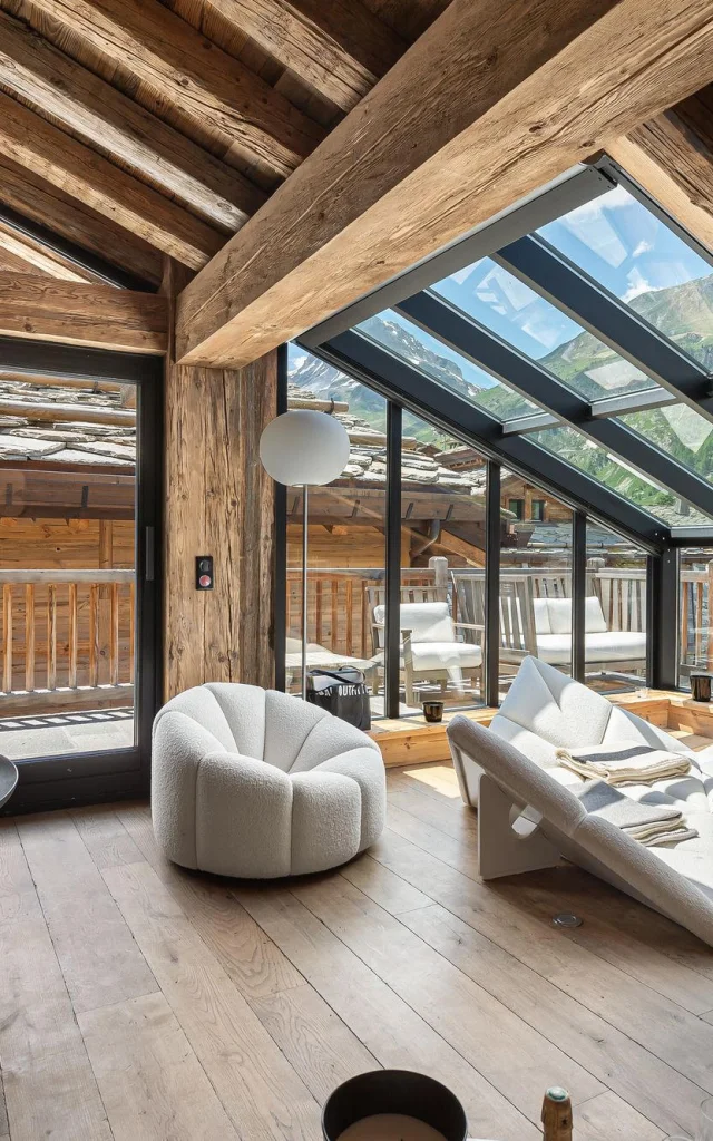 Salon avec baies vitrées du chalet SnowyBreeze à Val d'Isère