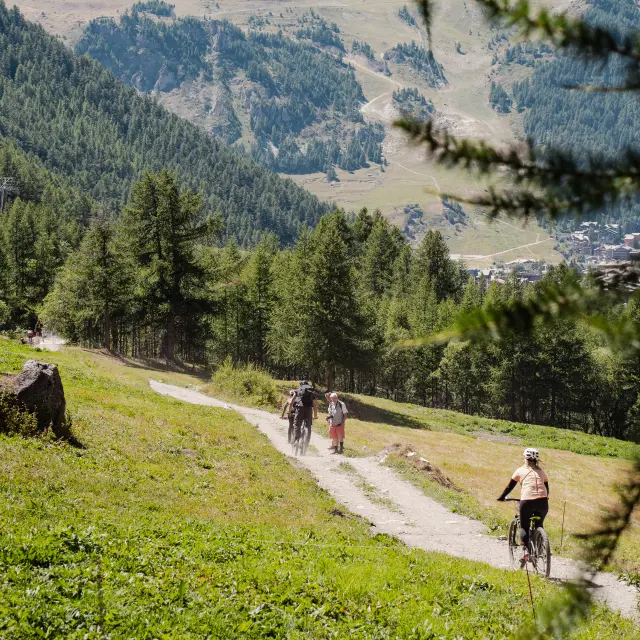 Paysage de montagne en été avec des vélos au loin
