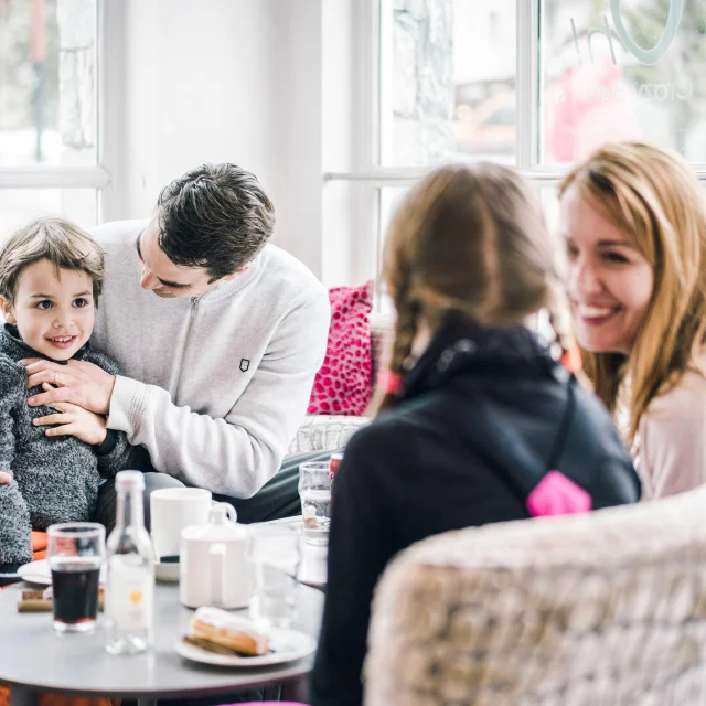 Salon de thé en famille au Crazy Barm's à Val d'Isère