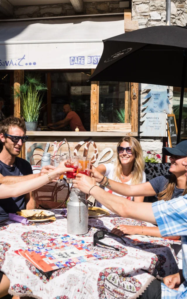 Ristorante con gli amici in terrazza in estate