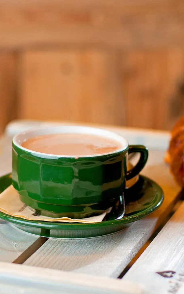 Café et croissant chez Maison Chevallot à Val d'Isère